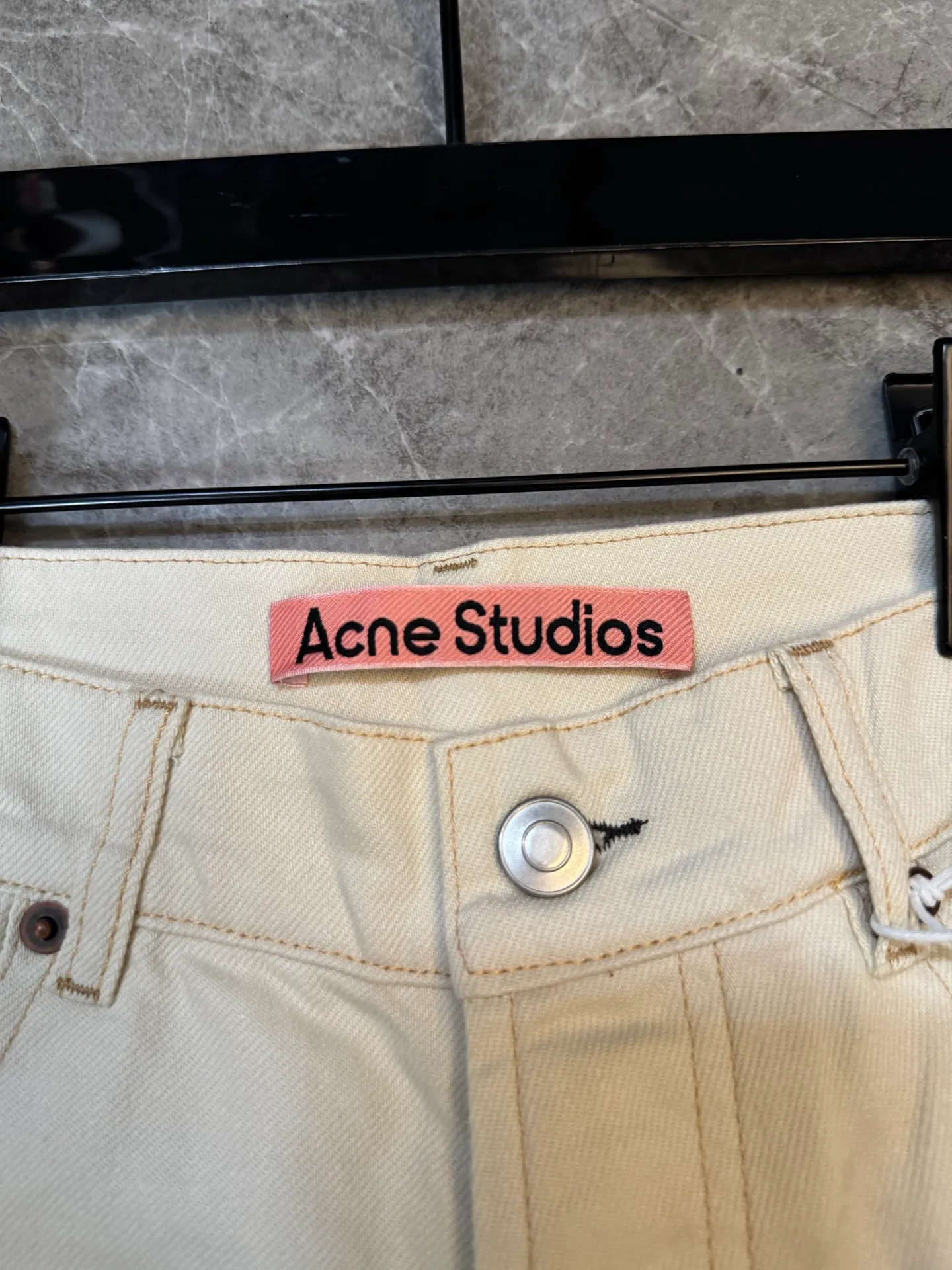 [Premium Replica] ACNE STUDIOS 26Ss Splash Ink Retro Washed Jeans (Light Khaki) These jeans use a unique splash ink process, distressed wash + hole design + hand-painted, full of Retro feeling! Straight version, the leather tag on the back waist is very recognizable, the upper body effect is excellent, Premium Quality, accurate version, Same Style for men and women. Size：s/m/l/xl